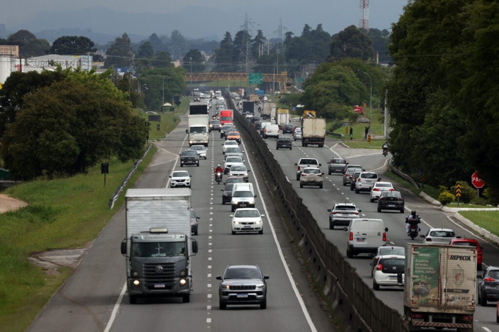 Rodovias do Paraná registram movimento gigante no Feriado