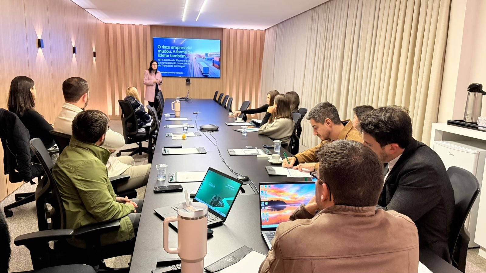 COMJOVEM Curitiba promove reunião mensal com palestra sobre aplicação estratégica da NR-1 nas transportadoras