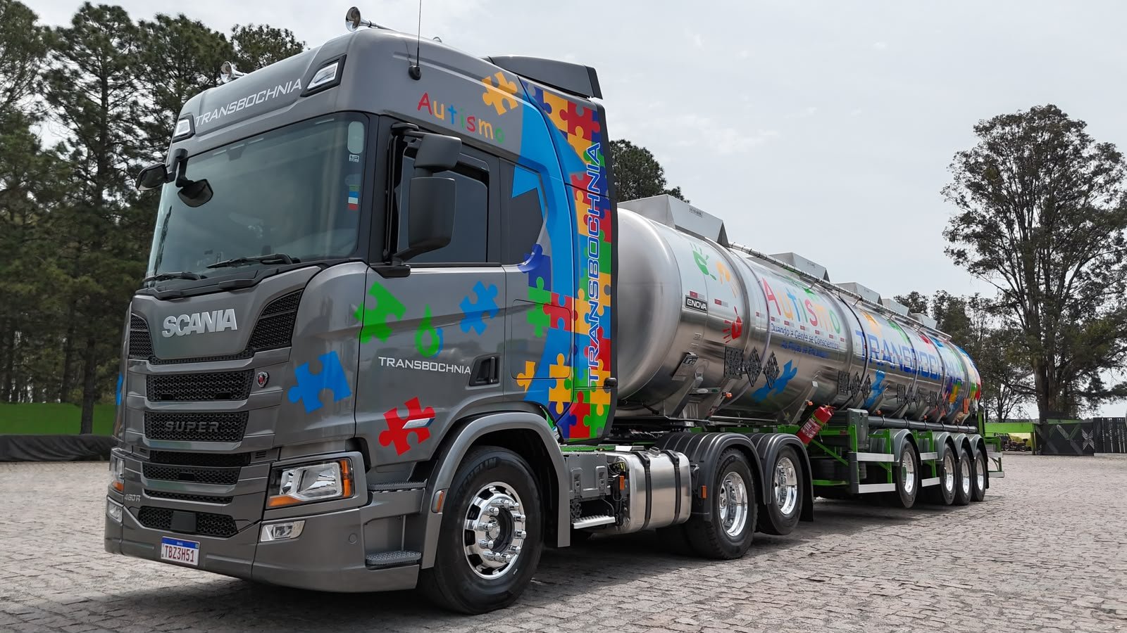 Caminhão temático da Transbochnia transforma rodovias em espaço de conscientização sobre o autismo