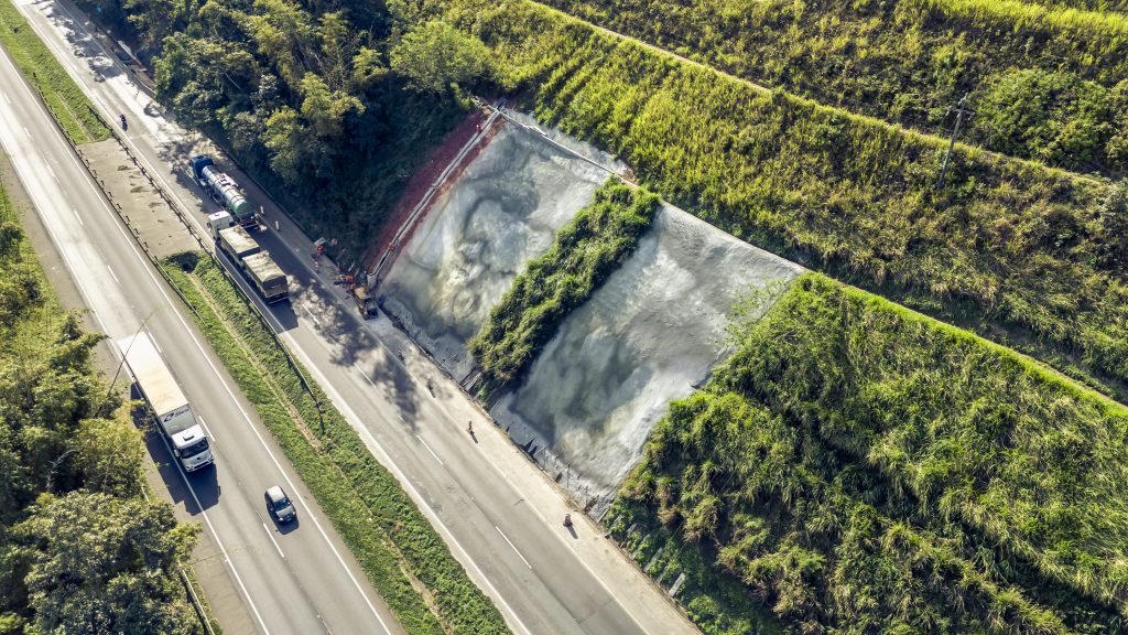 EPR Litoral Pioneiro finaliza obra de contenção de encosta em três pontos da BR-277