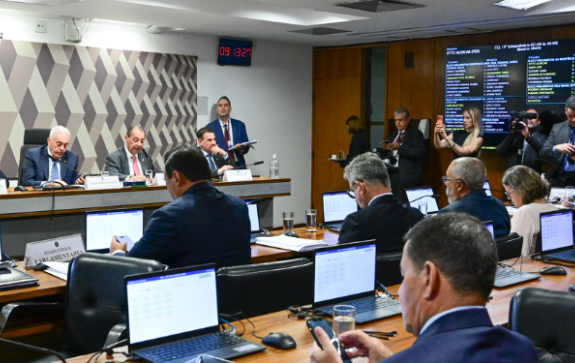 PEC do fim da escala 6x1 passa pela CCJ e aguarda votação no Plenário