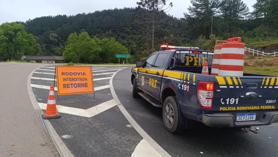 Estragos das chuvas deixam 98 km de uma rodovia com interdições no Paraná