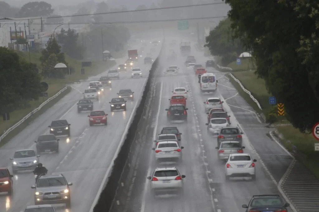Alerta em tempo de chuva: saídas de pista sobem mais de 80% em rodovias do Paraná